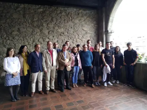 Alumnos y profesores de FP premiados, en el balcón del ayuntamiento