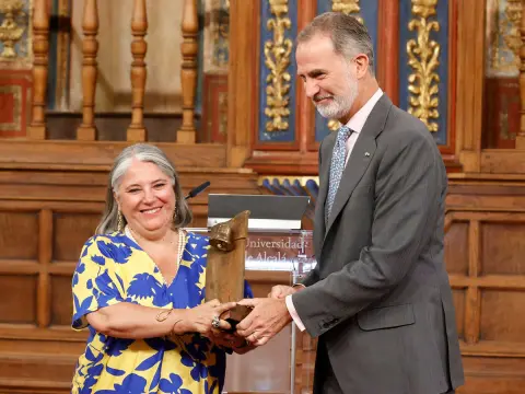 Ana Fernández Sesma recibe el premio de manos de Felipe VI