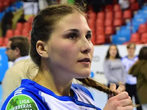 Ángela Nieto uniformada con la indumentaria de Las Guerreras
