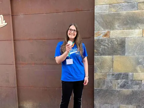 Ángela Nieto portando enseñando la medalla de subcampeona de la Copa de la Reina