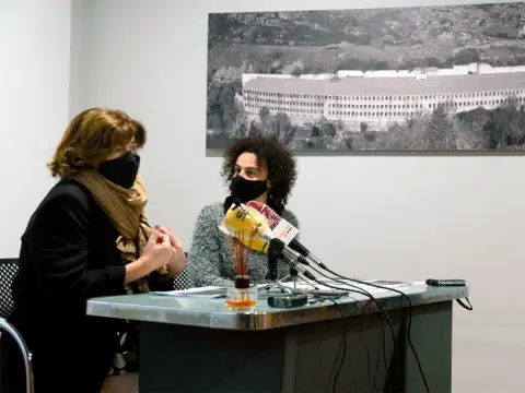 Dos mujeres sentadas en una mesa durante una rueda de prensa