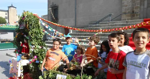 28 Arcos de San Juanito compiten este año para llevarse el primer premio.