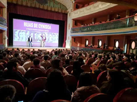 Patio de butacas lleno de alumnos de secundaria antes de la proyección del documental