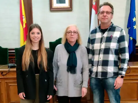 Mª Teresa Crego, concejala de Asuntos Sociales de Béjar, junto a Marta Blanco, terapeuta ocupacional de ASPRODES, y un representante del proyecto Diversiverso, durante la presentación de la cápsula tecnológica en el Ayuntamiento de Béjar.