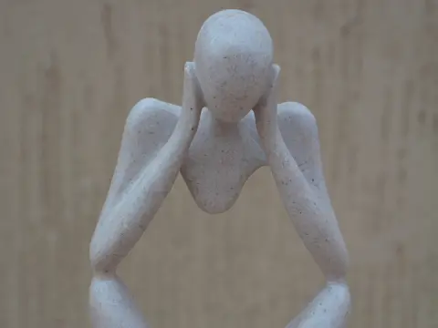 Estatua Autismo Pensando