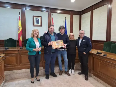 Varias personas portando el cheque solidario