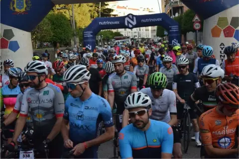 Ciclistas en la salida de la Marcha Bedelalsa, en Béjar