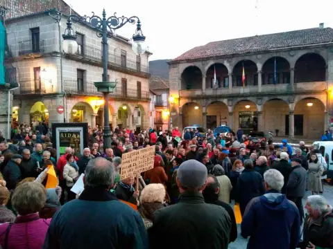Ciudadanos durante la manifestación en la Plaza Mayor de Béjar