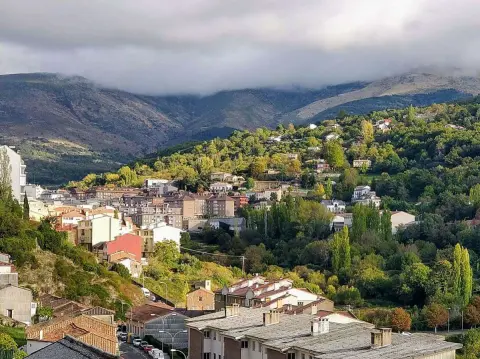 Foto de Béjar con la sierra al fondo
