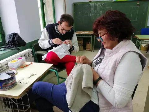 Bordando en los talleres