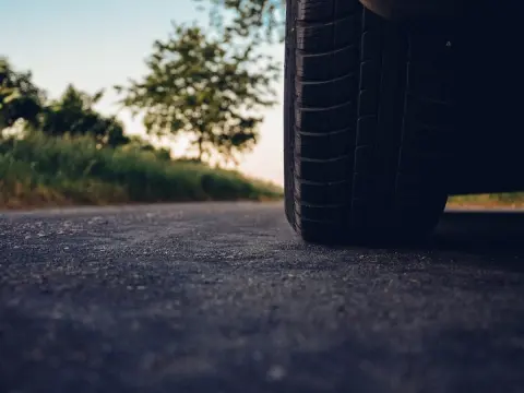 Neumático de coche en carretera