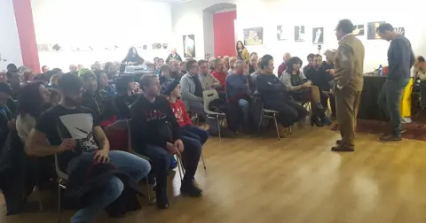 Lleno en el Casino Obrero para escuchar al espeleólogo y montañero bejarano Carlos Flores
