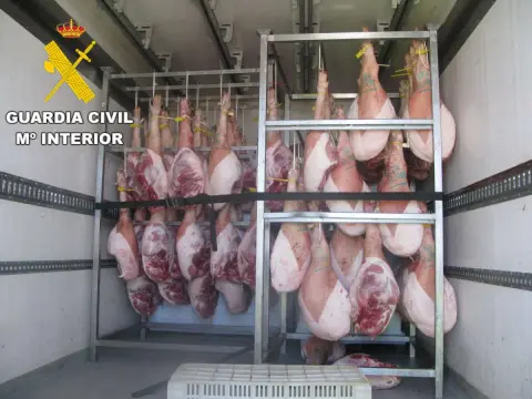 Carne incautada por el SEPRONA imagen de la Guardia Civil