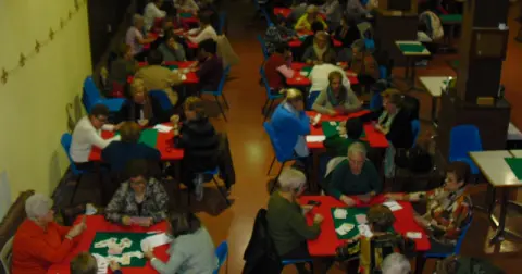 Casi un centenar de mujeres participan en el multitudinario campeonato de chinchón del Casino Obrero