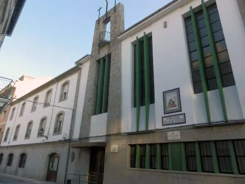 Fachada del edificio del colegio Nuestra Señora del Castañar de Béjar