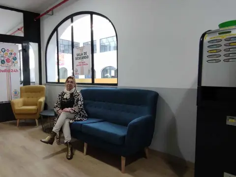 La concejala de Cultura mostrando las instalaciones de la sala de descanso de Espacio24@