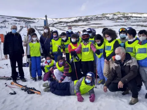 Grupo de escolares en la nieve