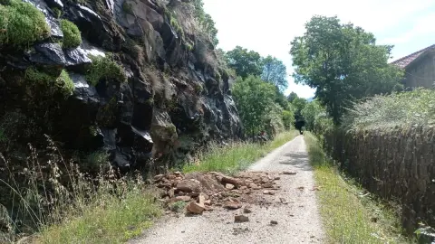 Desprendimiento de Piedras y tierra en el Vía Verde de Béjar  dirección Navalmoral