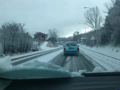 vehículo circula por la carretera entre Béjar y Palomares
