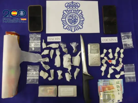 Evidencias incautadas por la Policía Nacional en Béjar: hachís, cocaína, dinero en efectivo, móviles y utensilios para el tráfico de drogas.