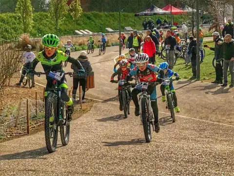 Varios ciclistas en bicicletas de montaña