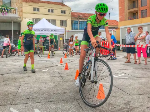 Corredores de la Escuela de Ciclismo Bejarana durante la Gymkana disputada en Guijuelo