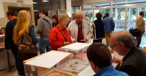 Votantes frente a una urna electoral en Béjar
