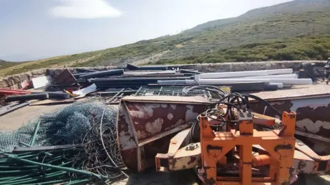 Maquinaria desmontada y chatarra acumulada en La Covatilla, Béjar