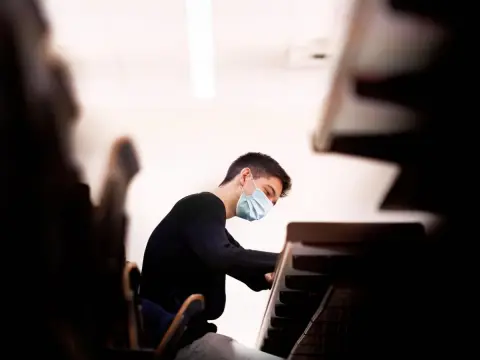 Estudiante examen de EBAU