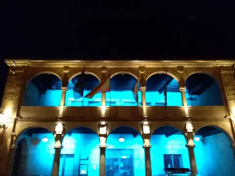 Fachada del Ayuntamiento de Béjar iluminada con color azul