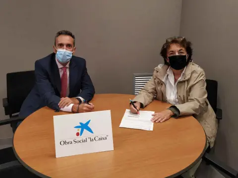 Firma de la subvención de La Caixa a AMDEVE