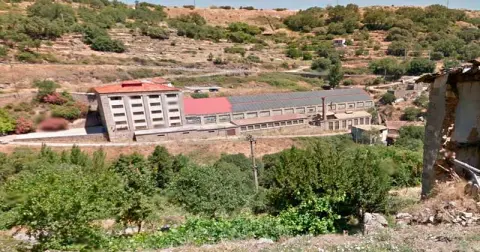 Un incendio en la fábrica de Farrás calcina parte de la instalación fotovoltaica