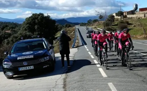Grupo ciclista Fundación Reino de León circulando por carretera