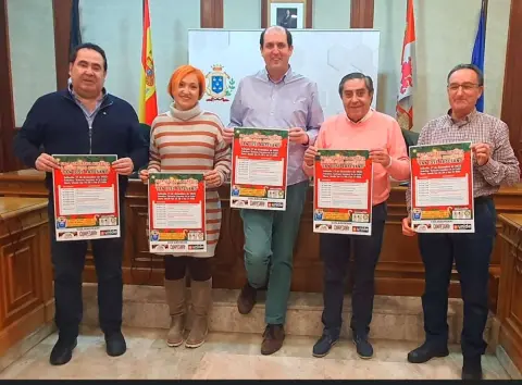 Organizadores presentando el cartel anunciador de la gala