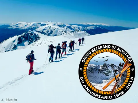 Montañeros andando por la nieve en Garganta de Bohoyo