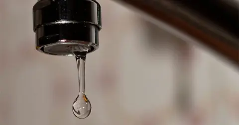 Grifo de agua goteando