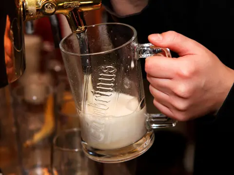 Hostelero sirviendo una jarra de cerveza