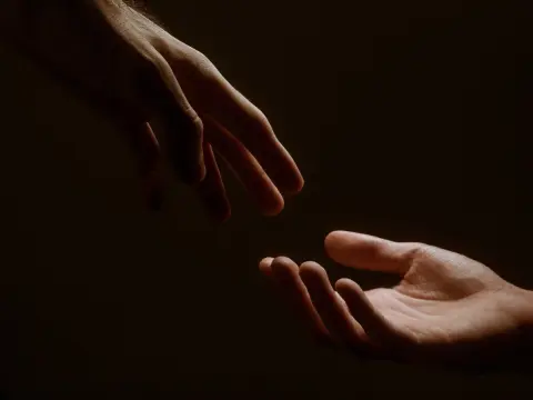 Manos sobre fondo negro