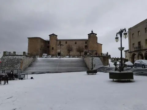 Plaza con palacio ducal al fondo, todo nevado