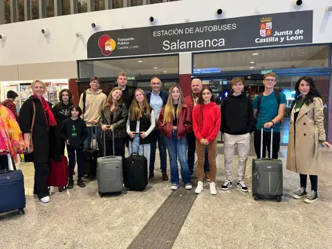 Alumnos y profesores de Mazeikiai, Lituania a su llegada a Salamanca