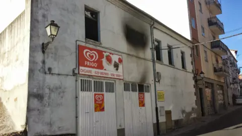 Arde el almacén de Béjar cuyos propietarios fueron agredidos recientemente