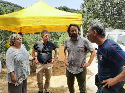 La subdelegada del gobierno el año pasado junto a los ediles de Béjar y Candelario, durante el incendio en la Sierra
