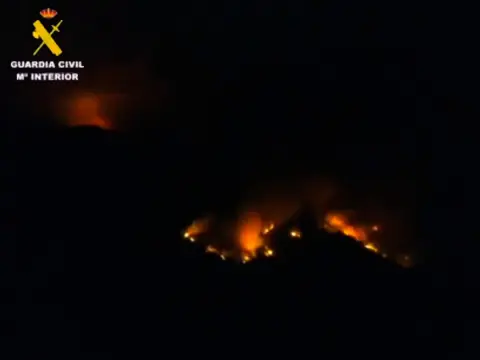 Vista del incendio desde frone por la vertiente del Valle de Jerte esta noche