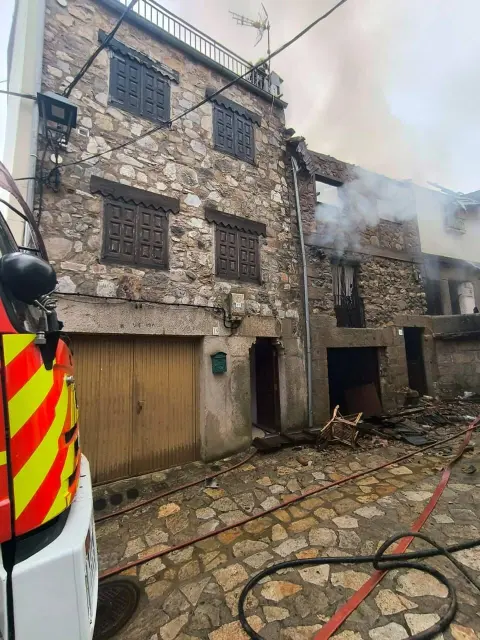 Fachada parcialmente derrumbada tras incendio en Villanueva del Conde