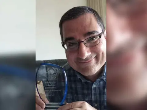 El escritor, Ivan Parro, muestra su premio, satisfecho