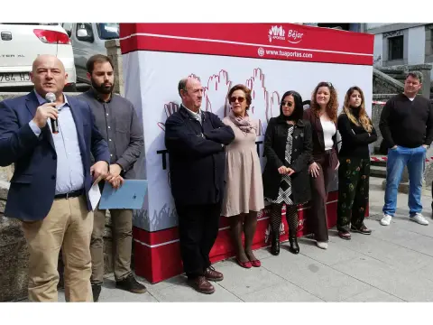 Javier Garrido junto a parte de la candidatura de Tu Aportas