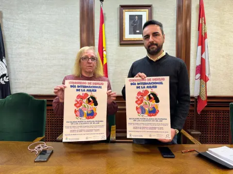 Javier Hernández Carrión y Mª Teresa Crego sosteniendo el cartel del Concurso Infantil de Dibujo por la Igualdad de Béjar
