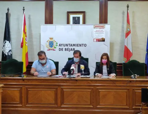 Tres personas sentadas a una mesa
