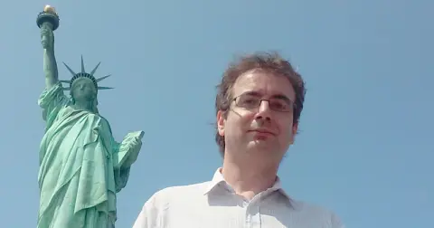 El autor junto a la Estatua de la Libertad