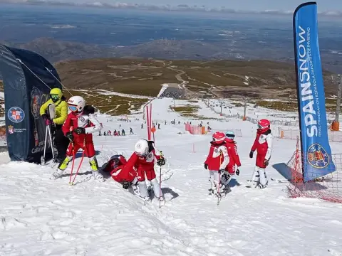 Escolares esquiando en La Covatilla durante el programa de Bautismos Blancos